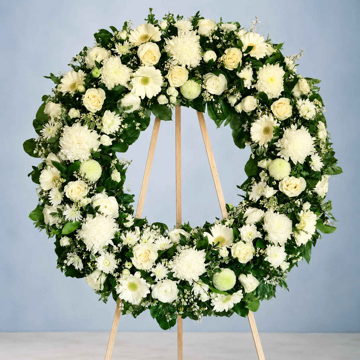 Corona Fúnebre Blanca Circular - arreglo fúnebre en Pereira